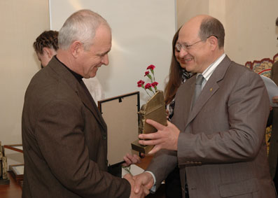 Генеральный директор ОАО «Кузбассэнерго» Сергея Михайлов (справа) вручает приз победителю