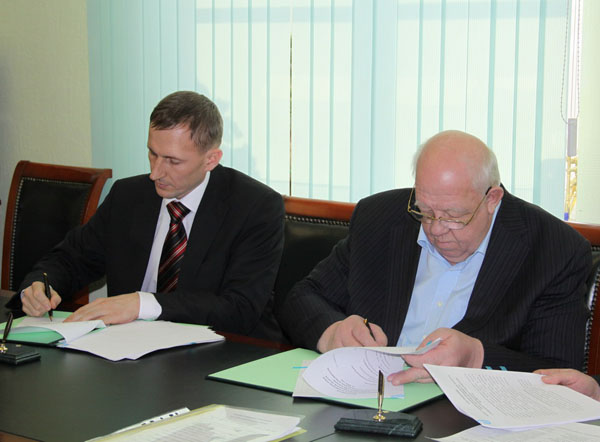 Николай Чикалёв (слева) подписывает соглашение, в соответствии с которым ООО «Каракан Инвест» намерено в этом году начать строительство собственной железнодорожной ветки для вывоза угля со своего первого угольного актива