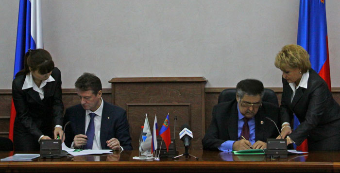 Андрей Козицын и губернатор Аман Тулеев подписывают соглашение о социально-экономическом сотрудничестве