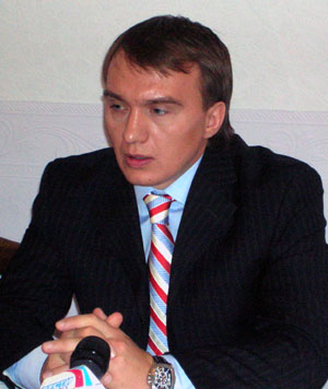 Дмитрий Рыженков, руководил «Мелькормом» до 2003 года, а в 2005-2007 гг. – был руководителем департамента пищевой и перерабатывающей промышленности Кемеровской области