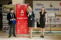 Ольга Сигида, директор компании WiTe  – партнер номинации «Бизнес-Леди» – поздравляет лауреатов