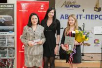 Анастасия Глебова (в центре), управляющая салоном «Капли дождя», вручает специальный приз – сертификат на посещение салона – лауреату «Бизнес-Леди» Ирине Арабьян (слева), генеральному директору ООО «Система РегионМарт»